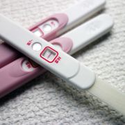 妊娠検査薬の線が薄いときは陽性・陰性どっち？結果の見方や正しい使い方