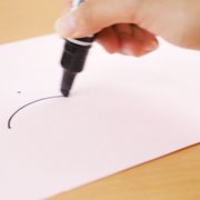 乾燥して書けなくなったペンを捨てないで！ペンを復活させる裏技
