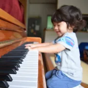 【タイトル】子どもの習い事はいつから始める？選び方やおすすめは？