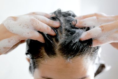 頭皮の肌質にあった洗浄成分配合のシャンプーを使ってる女性
