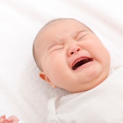 「赤ちゃんが泣きやまない！なぜ？」原因と対応法【専門家監修】