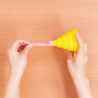 3. ろうとに水風船を付ける