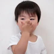 鼻を触る子ども