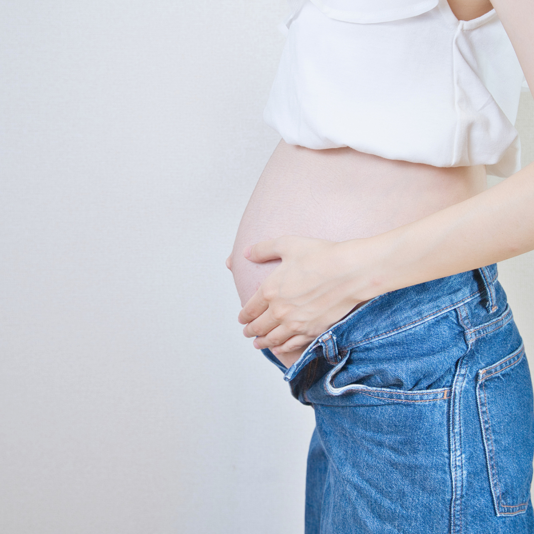 妊娠中の出べそは出産後に治る？原因や病気の可能性を解説
