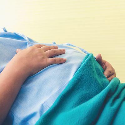 お産ってどう進むの？子宮口の開き方と分娩の流れとは【助産師監修】