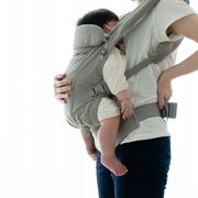 抱っこ紐の正しい位置は？着用方法や赤ちゃんの姿勢や足の形を解説