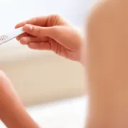 排卵日予測検査薬の仕組みとは？タイミングの取り方や正しい使い方も解説
