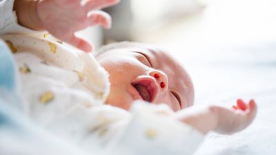 新生児が手足をバタバタさせて寝ないのはなぜ？考えられる理由と対処法を解説！