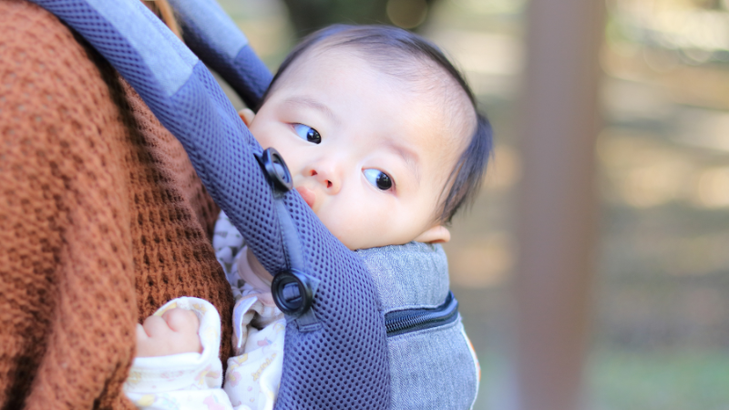 抱っこ紐の連続使用は何時間？赤ちゃんの安全を守るポイント・ケアとは