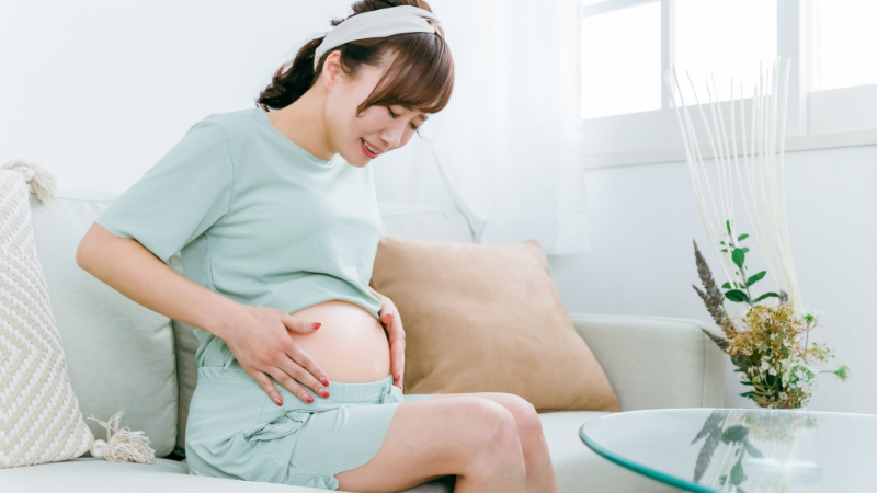 妊娠中期の引っ張られるような痛みは放っておいても問題ない？考えられる原因や対処法を解説！