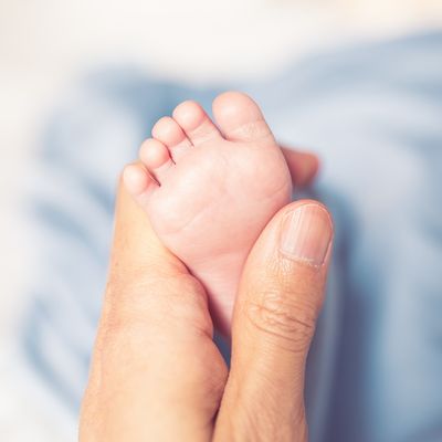 赤ちゃんの足を持つ