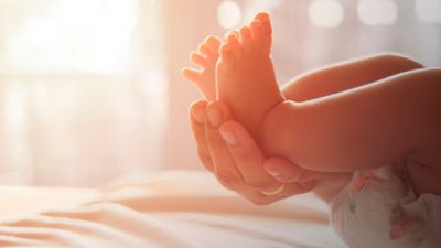 新生児が手足をバタバタさせて寝ないのはなぜ？考えられる理由と対処法を解説！