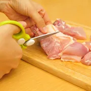 生肉も切れる！ 長く使える離乳食はさみ