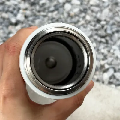 ペットボトルにコップをつけるだけで飲みやすく