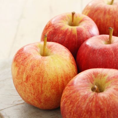 妊婦はりんごを食べてよい？毎日でも食べすぎにならない？妊娠中のりんごの注意点や栄養素について解説