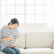 妊娠中の胃もたれはつわり？原因や対処法と病院を受診したほうがよい症状を解説