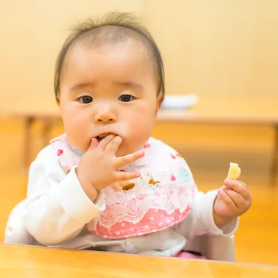 【管理栄養士監修】離乳食の手づかみ食べ、しないときはどうしたらいい？