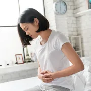 妊娠初期の腹痛の原因は？よくある痛みの種類・注意が必要な症状・対処法なども解説