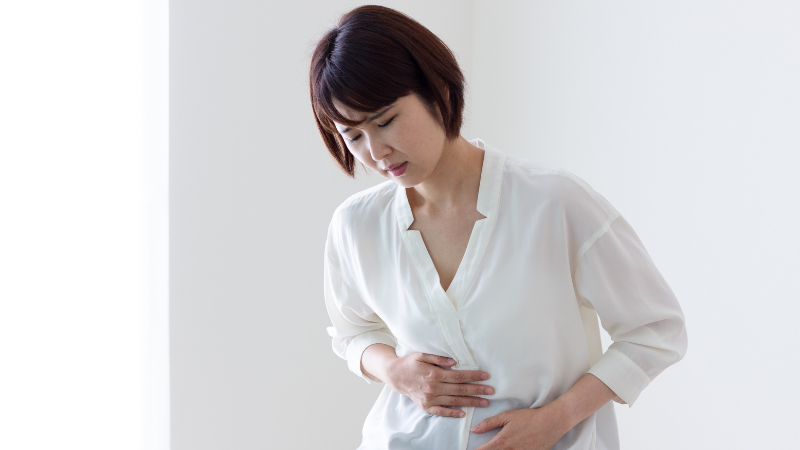 妊娠中の胃痛の原因や赤ちゃんへの影響は？飲める薬や対処法を解説
