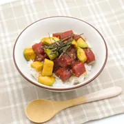 すぐに作れる！　まぐろとアボカドのポキ丼風