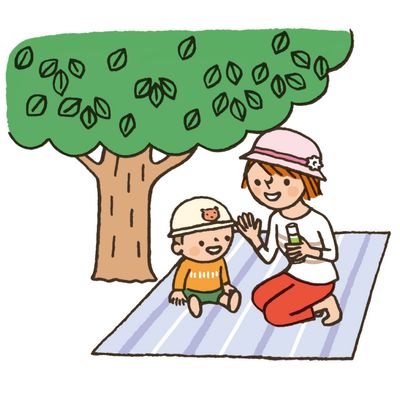 木陰で遊ぶ親子