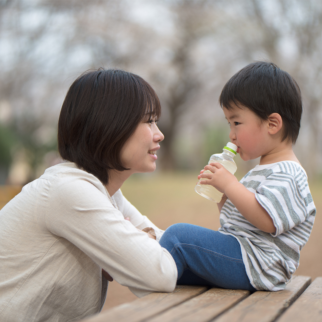 子どもの話を聞く母親