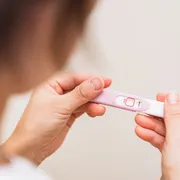 妊娠検査薬がくっきり陽性でも妊娠してない可能性はある？考えられる原因やその後の対応を解説