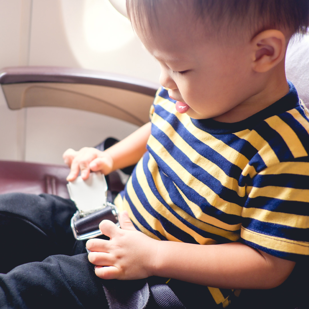 赤ちゃんが飛行機に乗れるのはいつから 料金や機内サービスなど注意点をチェック Mamadays ママデイズ
