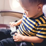 赤ちゃんが飛行機に乗れるのはいつから？料金や機内サービスなど注意点をチェック