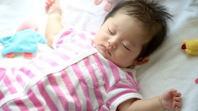 新生児が寝る時の服装は？季節別のおすすめアイテムや着せる際のポイントを解説！