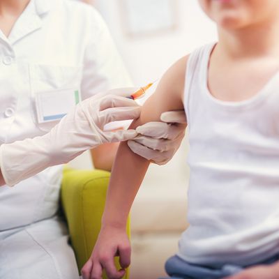 予防接種する子ども