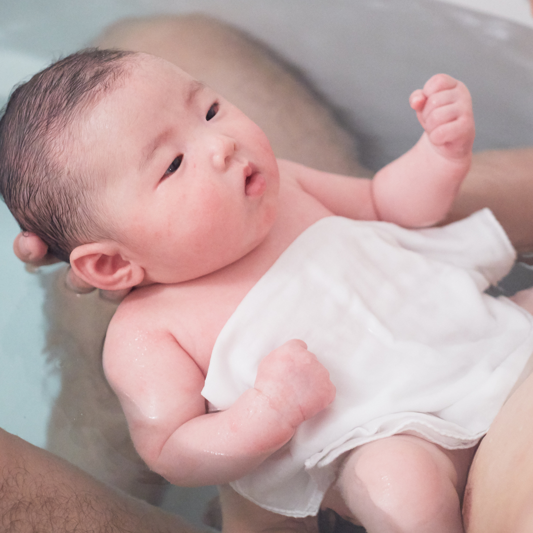 医師監修 生後1ヶ月の赤ちゃんと一緒にお風呂に入るには Mamadays ママデイズ