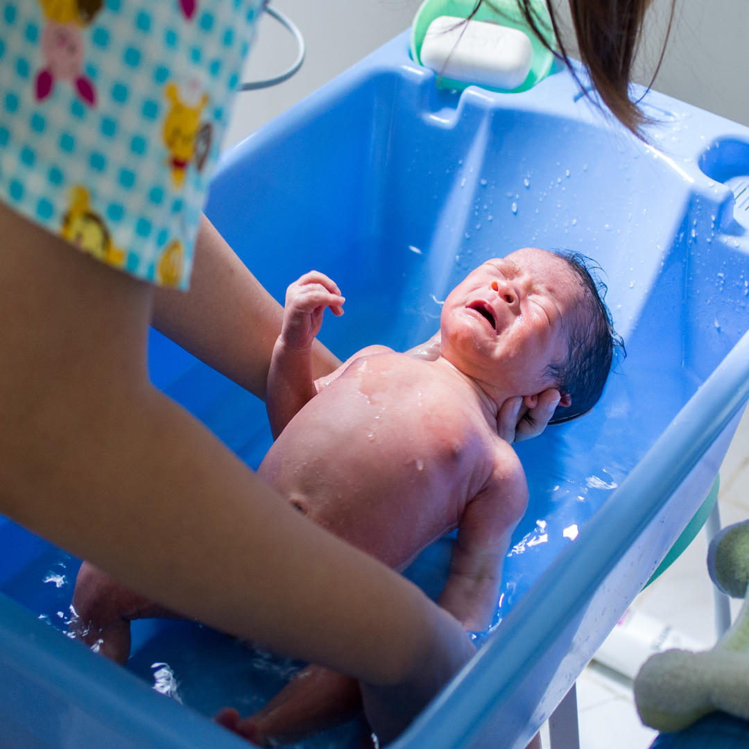 助産師監修 0歳の赤ちゃんをお風呂に入れると泣いてしまう 原因と対処法は Mamadays ママデイズ