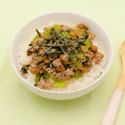 レンジ調理　鉄分が摂れるそぼろ納豆丼