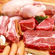 お肉はいつから離乳食で使える？進め方や注意点・おすすめレシピも紹介【管理栄養士監修】