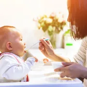 【管理栄養士監修】離乳食の開始、生後4ヶ月だと早い理由は？