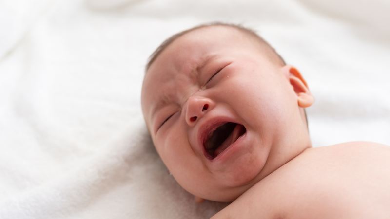 新生児が寝てる時にうなるのはなぜ？理由別の対処法も解説！