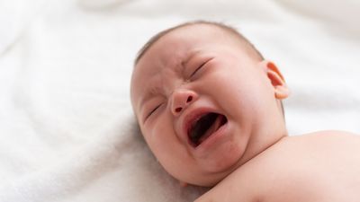 新生児が寝言を言いながら泣くのはどうして？夜泣きとの違いや対処法を解説