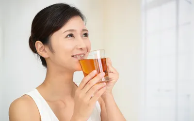 妊婦は烏龍茶を飲んでもいい？妊娠中に飲んでもよい烏龍茶の量や胎児への影響について解説