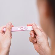 妊娠検査薬はいつから使える？仕組みや反応の出やすい時期、病院受診のタイミングも解説