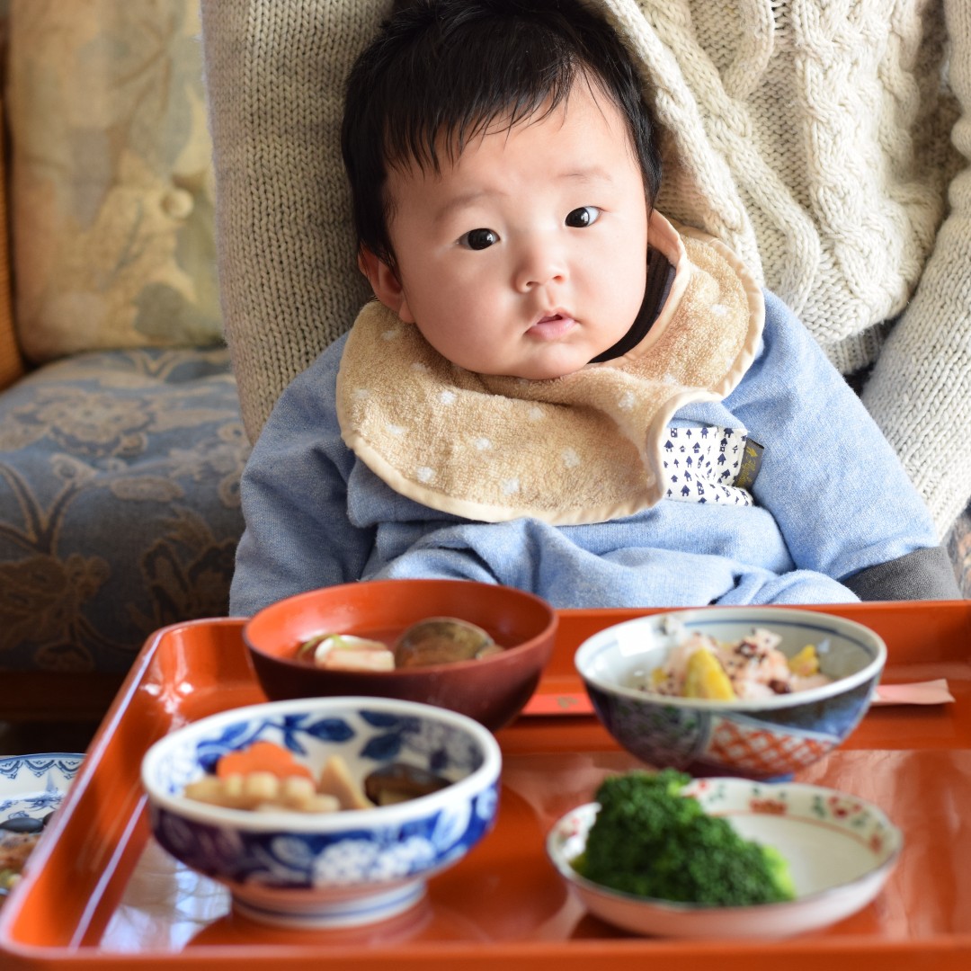 お食い初め｜赤ちゃんの服装は何着せる？両親・祖父母の服装もご紹介