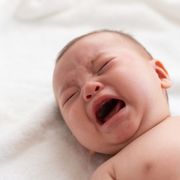 授乳後に寝ない新生児をほっとくのはOK？寝ない理由や寝かしつけのポイントも解説