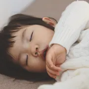 口を開けて寝る子ども