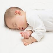 新生児を横向きで寝かせるのは問題ない？知っておきたいリスクと正しい寝かせ方を解説