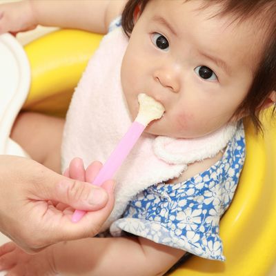 離乳食を食べる子ども