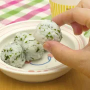 柔らかく茹でて食べやすく！　離乳食わかめしらすおにぎり