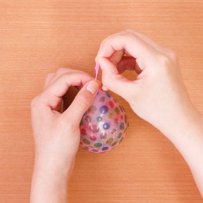 5. 水風船の口を縛る