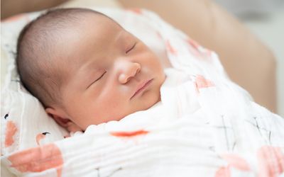 新生児の寝る時間は長くても問題ない？睡眠パターンや寝ているときのチェックポイントを解説