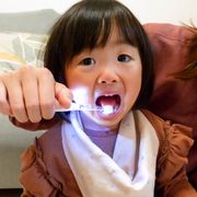 歯磨きが楽しくなる！七色に光る電動歯ブラシ