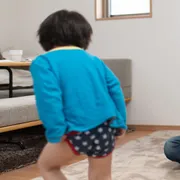 パンツを履く男の子